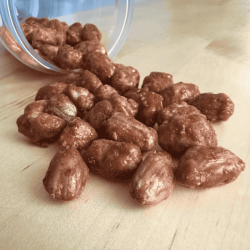 Arachides grillées artisanales préparées avec soin dans la confiserie Le Cygne Bleu à Golbey, au cœur des Vosges.