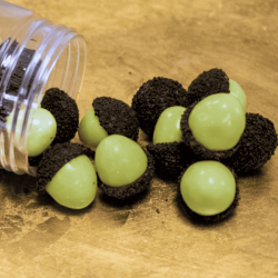 Glands verts confiserie croquante, spécialité gourmande à découvrir à Golbey dans les Vosges.