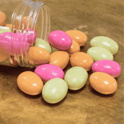 Amandes colorées croquantes et sucrées proposées par Le Cygne Bleu à Golbey, Vosges.