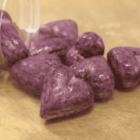 Coeur rouge dragéifié croquant et sucré proposé par Le Cygne Bleu à Golbey, Vosges.