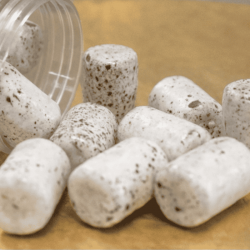 Bouchons dragéifiés croquants et sucrés proposés par Le Cygne Bleu à Golbey, Vosges.