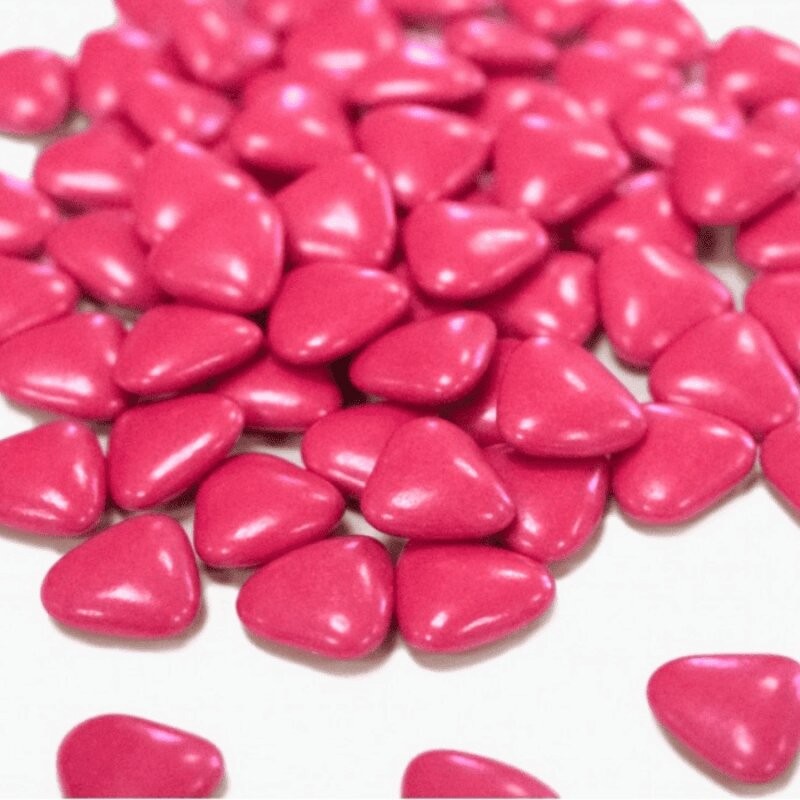 Dragées cœur chocolat rouge magenta pour une décoration festive et raffinée, confiserie Le Cygne Bleu Golbey