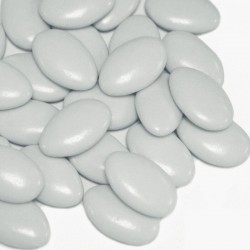 Dragées chocolat gris clair pour décoration sobre et moderne, disponibles chez Le Cygne Bleu à Golbey