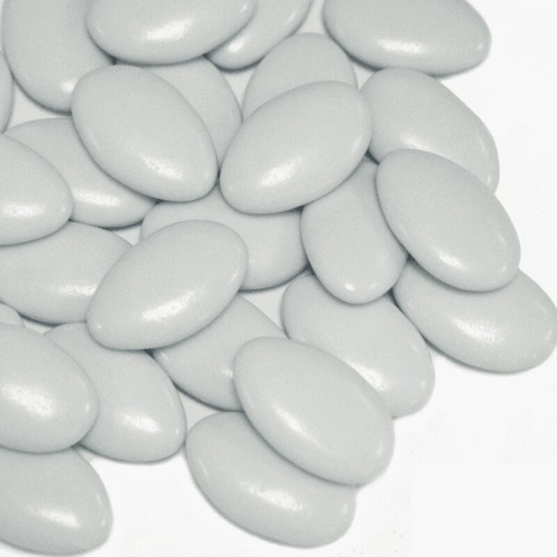 Dragées chocolat gris clair pour décoration sobre et moderne, disponibles chez Le Cygne Bleu à Golbey