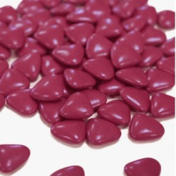 Dragées cœur chocolat rouge grenache pour thème chic et profond, disponibles chez Le Cygne Bleu à Golbey