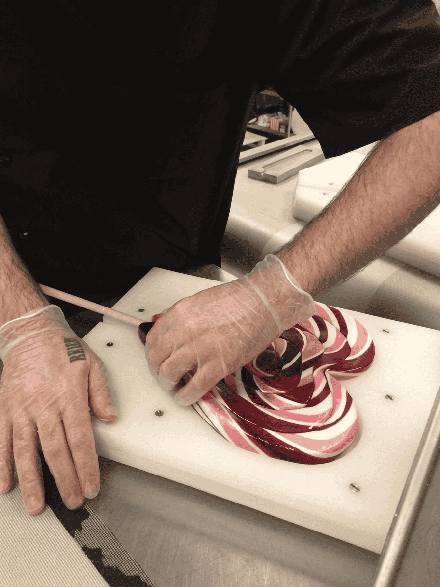 Confection de sucettes, moulage, confiserie le cygne bleu, vosges, golbey